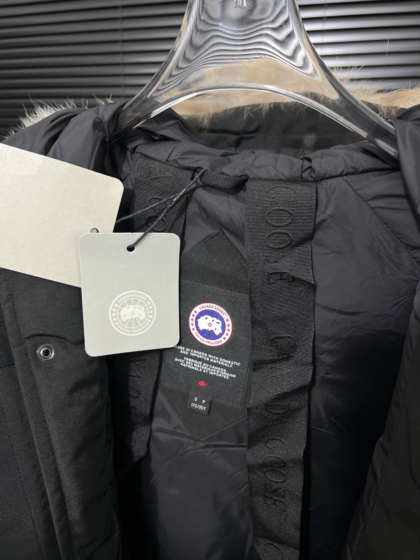 P720 🆕Top version! Comes with a tote bag! Chip version💰𝑪𝒂𝒏𝒂𝒅𝒂 𝑮𝒐𝒐𝒔𝒆/Canada Goose Chilliwack Goose 01 bomber jacket down! The top original replica version refers to the highest version in China currently (there is no one) ⚠️Note: There is no foundry in China! ! ! Saying it is original order, ZP goods, pure original goods, etc. is just a gimmick by some peers. Do not be deceived!  ⚠️Note: The latest version of this year’s authentic product has a strap (the latest version can be bought at the newly opened Galeries Lafayette Canada Goose counter in Beijing) ⚠️Note: (The authentic product does not have blue wash marks this year) Version comparison introduction 1⃣️Top replica: Made of 18-count polyester-cotton blended fabric imported from South Korea (authentic synchronized fabric), national standard 90 white duck down, western Canadian coyote hair 2⃣️Mid-range version: Made of domestically produced 21-count polyester-cotton fabric, 50% standard white duck down, Eastern Canada coyote hair, top original goose analysis Analysis 1 (wolf hair): All customers are guaranteed to receive a fur collar that is grayer than the original color. Each wolf hair is 55cm long and 14cm wide, all made from wild first-grade gray wolf skins in western Canada! Analysis 2 (Trademark): We use dyed embroidery thread to truly achieve 100% reproduction of the trademark, ensuring that the embroidery thread is exactly the same as ZP, with zero color difference and 100% reproduction of the map letters! (We can guarantee that no one in our industry is more attentive and professional than us!) Analysis 3 (fabric): As we all know, the Canada Goose ZP fabric in previous years was a 21-count polyester-cotton washed, calendered and brushed fabric that was relatively hard. Last year and this year, dozens of authentic products purchased were all made of 18-count pure cotton fabrics, and we finally decided to use 18-count polyester cotton! (ZP synchronized fabric) Analysis 4 (Accessories): Domestic exclusive version of Velcro, one to one Y-shaped double hook original Velcro, YKK zipper, exclusive original workmanship of washed threaded down jacket!  Authentic products are not 100% perfect and flawless. Authentic products also have velvet hair loss, and most of the authentic wolf fur is mainly eastern yellow wolf fur. (Because our wolf skins are all auctioned at the same auction house as authentic products) There is an auction list to prove it.  At the same time, I will teach you a trick: buy an authentic product from Tmall, buy a piece of clothing from a merchant you trust at the same time, and come back to compare the details. ⚠️ Remember you get what you pay for! Don't be greedy for small gains, or you will suffer big losses! Color: Black Navy Beige Graphite Gray Royal Blue Size: XS S M L 54 120 84 79 140-160 XL 56 124 86 81 160-180 XXL 58 128 88 83 180-200